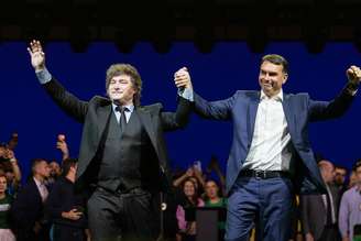 Milei participou de oficialização da candidatura de Flávio Bolsonaro à presidência em evento em SP