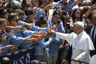 Papa cumprimenta fiéis em Castel Gandolfo