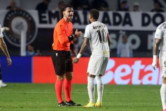 Neymar e o arbitro Fernando Salles do Nascimento