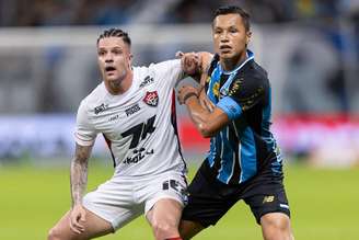 Renato Kayser, do Vitória, disputando bola com Marlon Xavier, do Grêmio. 
