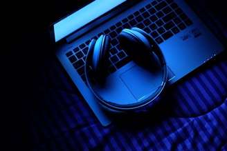 Foto stock, laptop e fone de ouvido