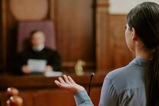 O argumento de que houve legítima defesa de uma mulher que mata seu agressor costuma aparecer ao longo do processo, pois não é um tipo penal