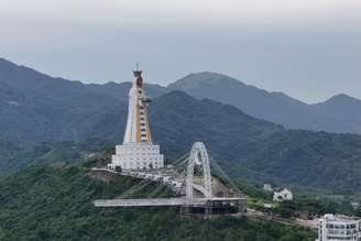 Localizada sobre uma colina na província de Batangas, nas Filipinas, um monumento impressionante conhecido como "Mãe de Toda a Ásia"(ou "Torre da Paz") ganhou fama como a maior estátua dedicada à Virgem Maria do mundo, além de representar um dos principais símbolos da fé católica no continente asiático.
