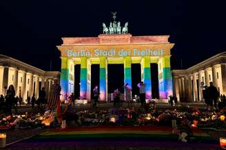 Portão de Brandemburgo é iluminado com as cores do arco-íris após ataque à Parada do Orgulho