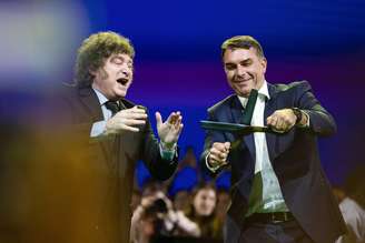 Javier Milei participa de convenção ao lado de Flávio Bolsonaro