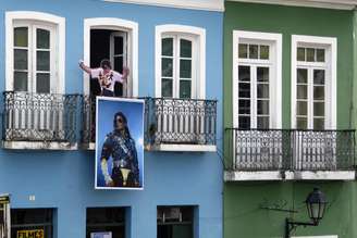 Imagem de Michael Jackson foi posta pelo comerciante Carlos Alberto dos Santos na varanda onde ele gravou clipe