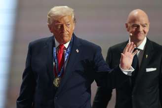 Donald Trump, presidente dos Estados Unidos, e Gianni Infantino, presidente da FIFA, no final da cerimônia de entrega do prêmio da paz da FIFA - (Fogo: Dan Mullan/Getty Images)