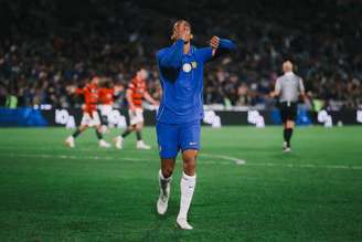 João Pedro fez três gols e comandou a vitória do Chelsea.