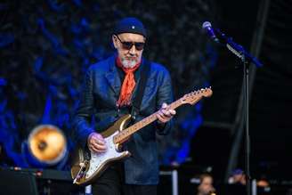 Pete Townshend tocando guitarra com The Who em 2023