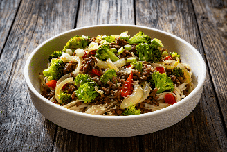 Macarrão com carne moída e vegetais