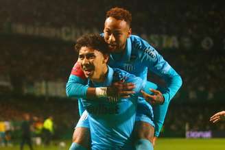 Neymar e Gabriel Bontempo comemorando um gol do Santos nesta temporada.