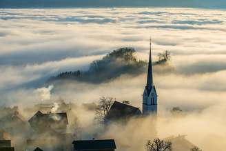 Névoa, neblina e nevoeiro são fenômenos atmosféricos muito parecidos, o que faz com que sejam frequentemente confundidos. Todos surgem pela condensação do vapor d'água em pequenas gotículas suspensas próximas ao solo, mas se diferenciam principalmente pelo grau de visibilidade que provocam. Enquanto alguns criam apenas um efeito paisagístico, outros podem comprometer a segurança no trânsito e na aviação.