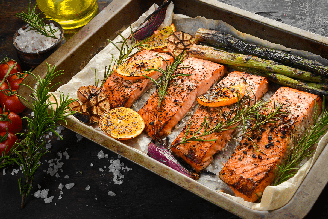 Salmão assado com limão, alho e alecrim