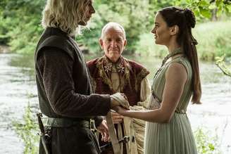 O ator Tom Chadbon, ao centro, entre Aisling Franciosi e Wilf Scolding, em cena da sétima temporada de 'Game of Thrones'