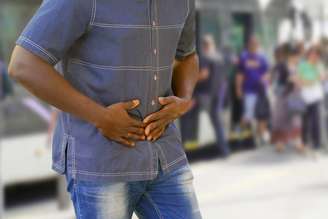 A localização da dor abdominal pode ajudar a identificar a causa, mas o diagnóstico deve ser feito por um profissional de saúde