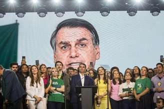 Vídeo de Bolsonaro feito por IA foi exibido na convenção do PL que oficializou a candidatura de Flávio