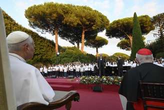 Papa Leão XIV durante concerto franciscano com jovens em Castel Gandolfo