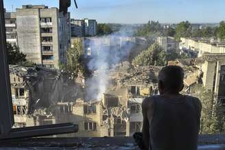 Destruição provocada por bombardeio russo em Lviv