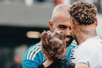 Gabigol e Neymar em reencontro na Vila Belmiro