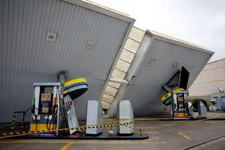 Posto de combustíveis destruído pelo temporal no Rio de Janeiro