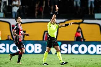Árbitro Alex Stefano aplica cartão vermelho em partida entre Vitória e Palmeiras pelo Brasileirão