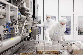 A China está se preparando para sua primeira grande vitória no setor de chips: já está produzindo em massa suas próprias máquinas de litografia DUV, segundo o The Information