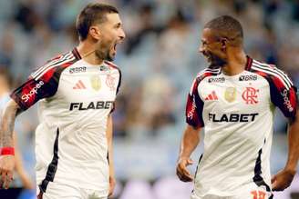 Arrascaeta e De La Cruz em ação pelo Flamengo