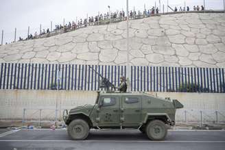 Exército tenta impedir imigrantes de chegar a Ceuta