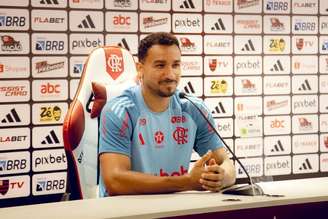 Danilo em coletiva pelo Flamengo (Foto: Adriano Fontes/ Flamengo)