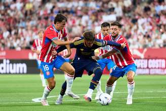 Max Dowman, do Arsenal, disputa a bola com jogadores do Girona em amistoso 
