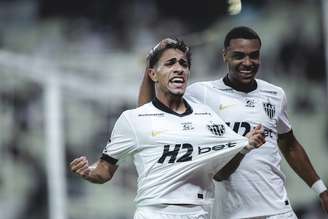Jogadores do Atlético-MG comemoram em partida contra o Ceará 