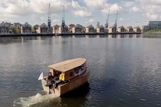 Uma experiência inusitada realizada em Londres demonstrou que até um material normalmente associado ao descarte pode ganhar uma função surpreendente. Em 2016, uma equipe do Aircraft Workshop desenvolveu uma casa flutuante construída quase inteiramente com papelão reciclado e conseguiu colocá-la para navegar pelas águas do Rio Tâmisa.
