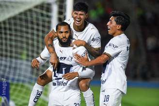 Juninho comemorando um dos gols da vitória do Pumas 