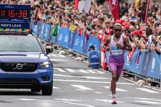 Daniel liderando na milha 16 da Maratona doe NY 2022 (Foto: Fernanda Paradizo)