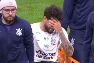 Yuri Alberto sente dores e deixa o campo chorando