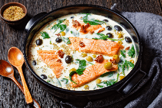 Caldeirada cremosa de salmão com espinafre e azeitonas