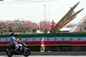 Mísseis iranianos em praça na capital Teerã