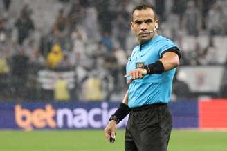 Alex Gomes Stefano foi o árbitro da partida entre Internacional e Corinthians pela Copa do Brasil