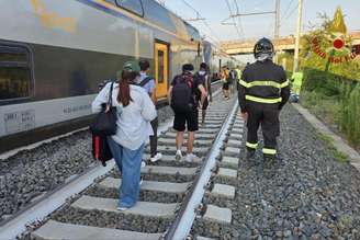Passageiros deixaram trem que descarrilou após bater em dois búfalos
