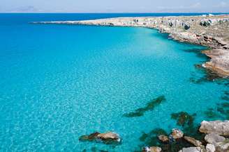 Mar turquesa em Favignana, nas ilhas Égadas