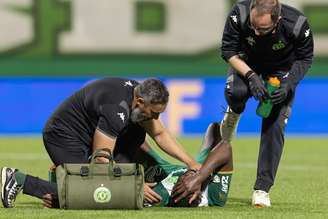 Bolasie, da Chapecoense, sofreu lesão rara após choque com jogador do Cruzeiro no último domingo, 2, na Arena Condá, em partida da Copa do Brasil