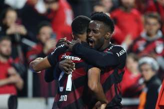 Jogadores do Athletico-PR comemorando gol de Leozinho contra o Inter.