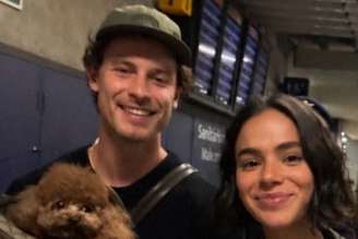 Shawn Mendes segura Chihiro e posa com Bruna Marquezine