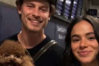 Shawn Mendes e Bruna Marquezine em aeroporto