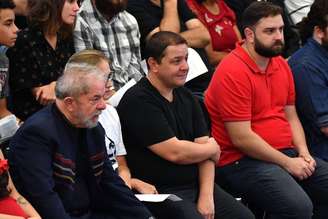 Lulinha (ao centro, de blusa preta) é um dos filhos de Lula