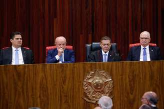 Lula na posse de Nunes Marques na presidência do TSE; ao lado Davi Alcolumbre (à esq.) e Edson Fachin (à dir.)
