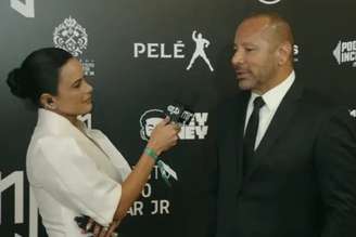Neymar Pai fala sobre futuro do craque durante leilão beneficente.