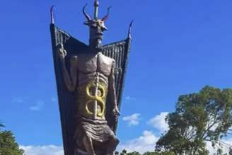 A inauguração de uma estátua de 11 metros dedicada ao Diabo, instalada no templo Palácio Estrela Negra da Quimbanda, em Taíba, município de São Gonçalo do Amarante, no Ceará, tem dado o que falar na internet. Diante da repercussão, a prefeitura informou que toda a obra cumpriu as exigências previstas na legislação ambiental e urbanística.