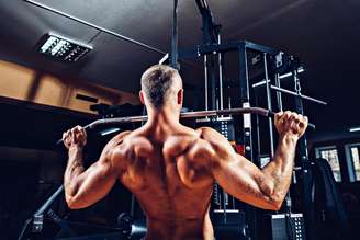 Um treino equilibrado de costas e bíceps ajuda a desenvolver força, postura e definição muscular