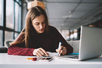 Apesar de ser um grande aliado nos estudos, o ChatGPT deve ser utilizado de forma equilibrada para não comprometer o desenvolvimento da autonomia e do pensamento crítico